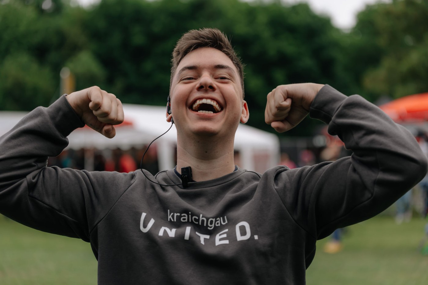 Ein lachender Festivalbesucher im Kraichgau-United-Shirt