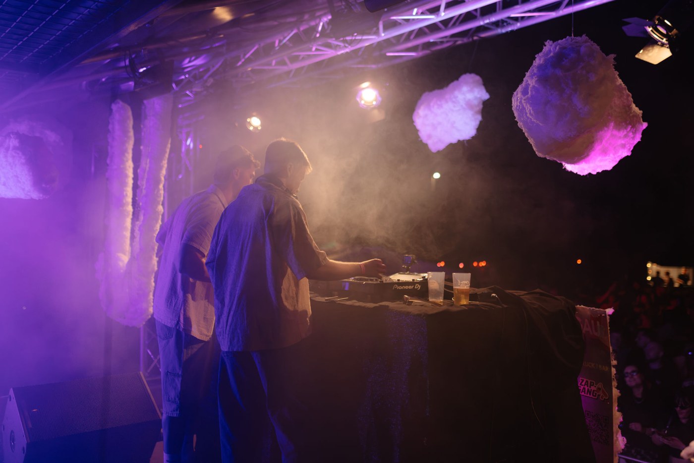 DJ im violetten Bühnenlicht beim Festival 2026