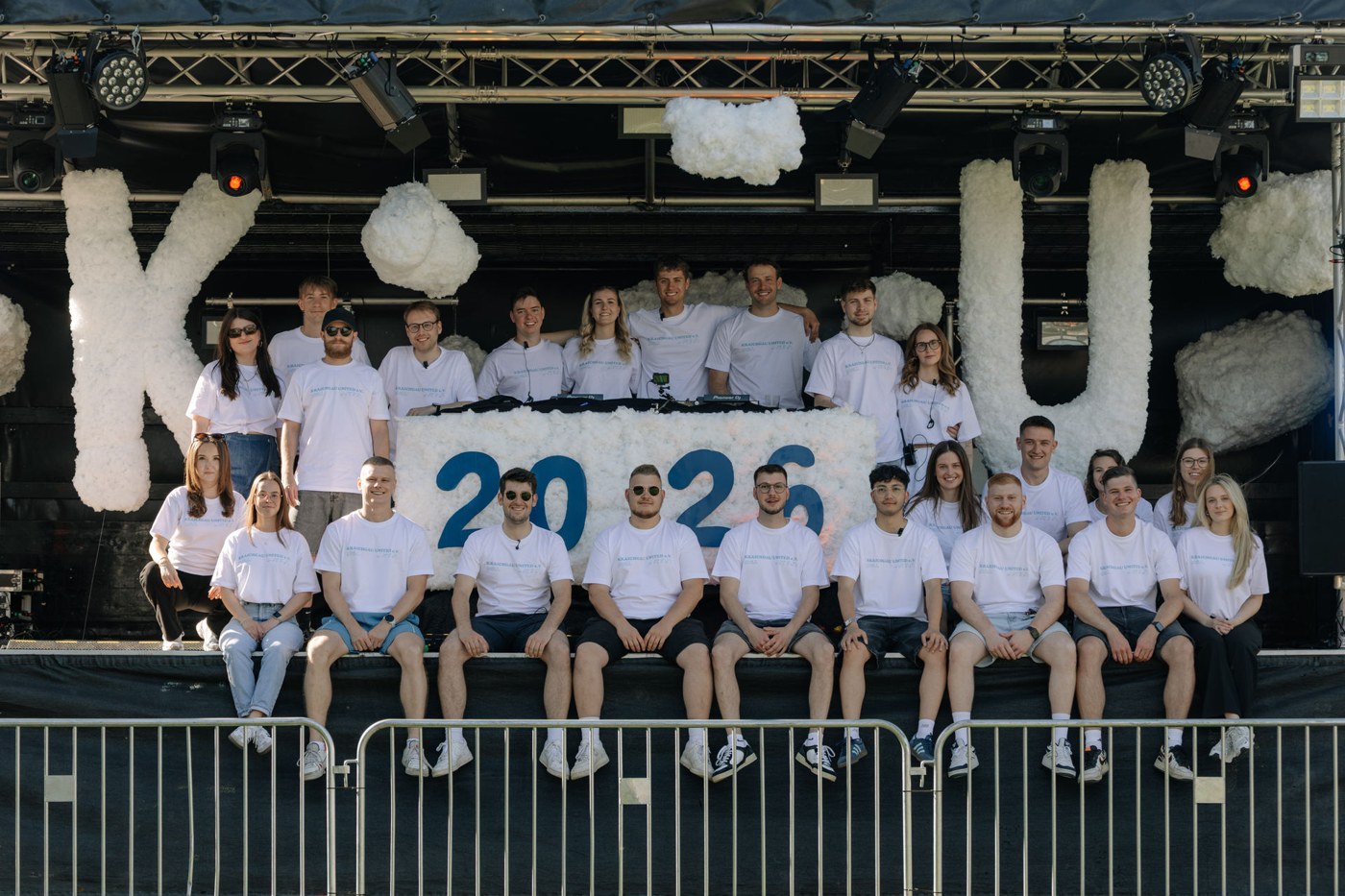 Gemeinsam vor der Bühne: die Festival-Crew 2026
