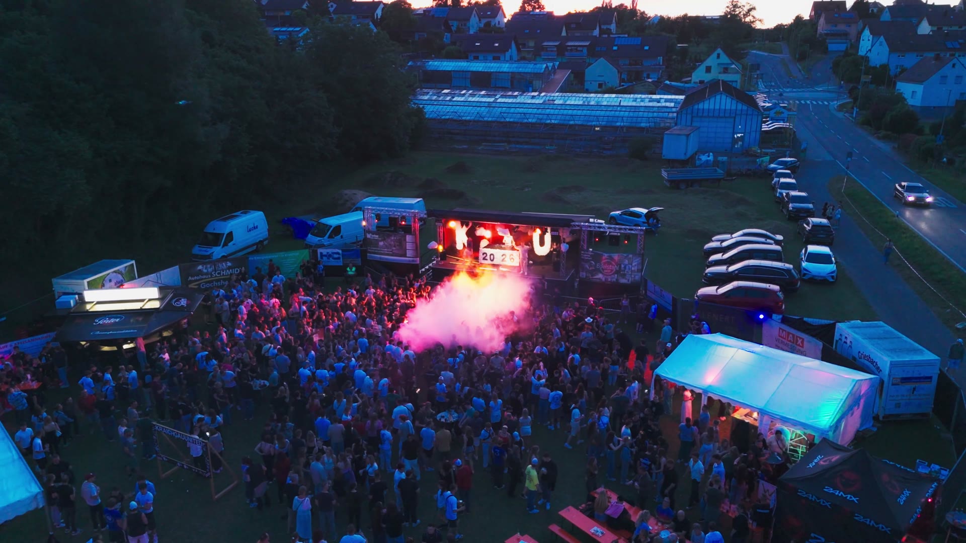 Drohnenblick über das volle Festivalgelände in Gochsheim